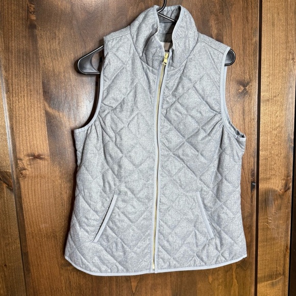 Old Navy Size M Women’s quilted vest grey gold zipper - Picture 4 of 8